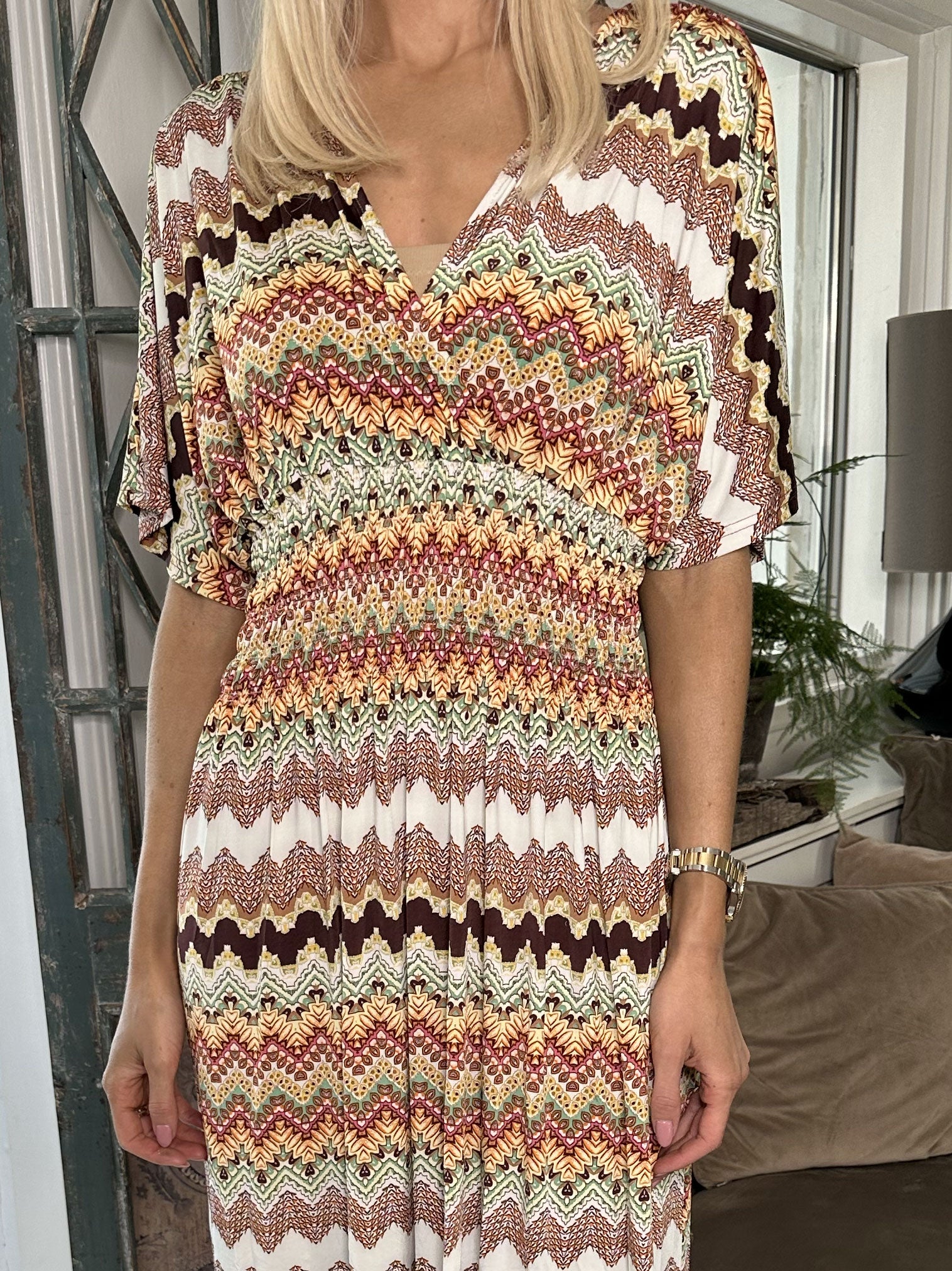 Pams Zigzag - Lang elastisk kjole i krølfrit stof